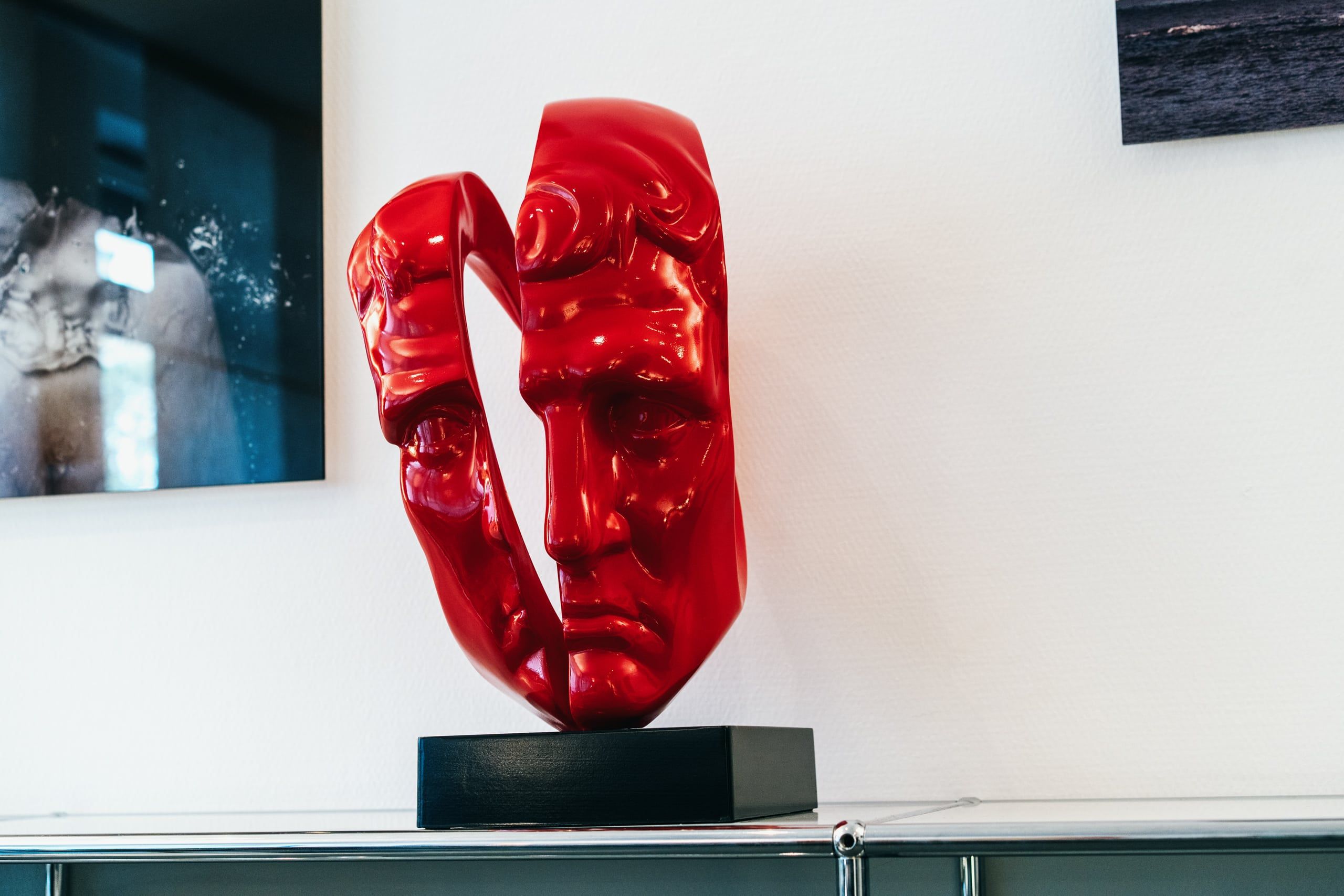 Rote Skulptur in der Kanzlei
